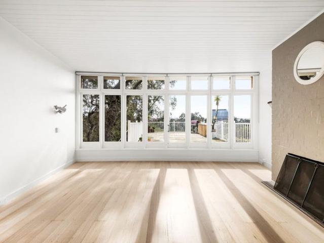 Refurbished 1 Bedroom Open Plan Hideaway