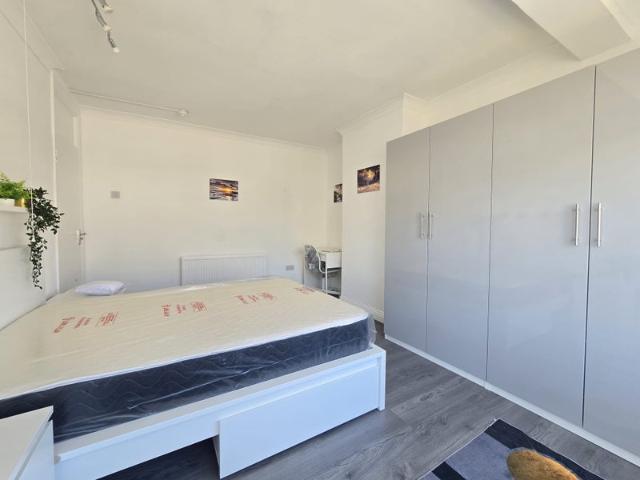Refurbished 2 Bed Flat in Redbridge