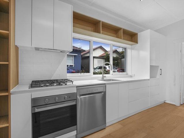 Refurbished 3 Bedroom Home With Large Courtyard In Beachside Location