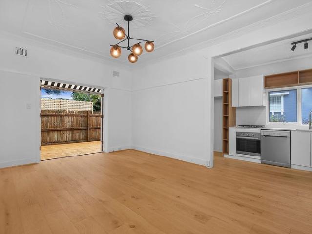 Refurbished 3 Bedroom Home With Large Courtyard In Beachside Location