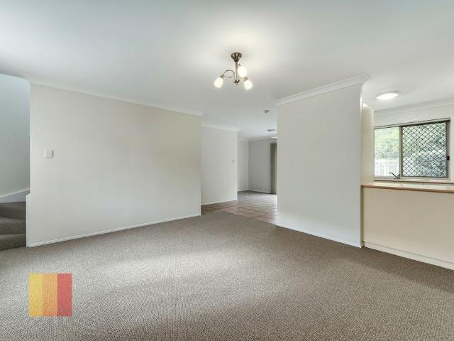 REFURBISHED 3 BEDROOM TOWNHOUSE ON PARKLAND!