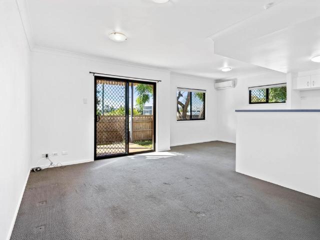 REFURBISHED TOWNHOUSE CONVENIENT LOCATION AIR CONDITIONING