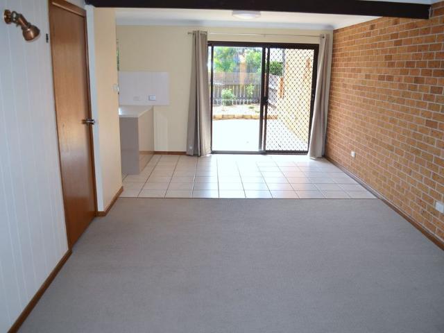 Refurbished Townhouse In Convenient Location