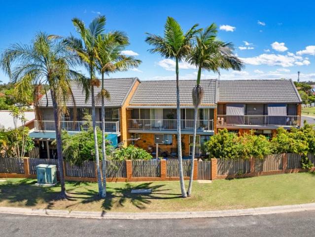 Refurbished Townhouse In Convenient Location
