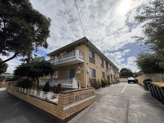 Refurbished Ground Apartment!