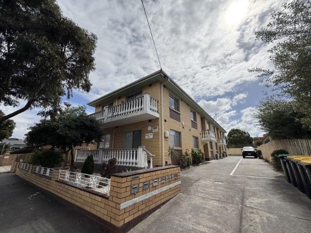 Refurbished Ground Apartment!