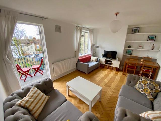 Refurbished large 2 bed 1 bath Apartment