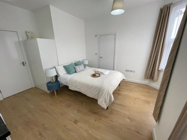 Refurbished Large double studio | Bills Included