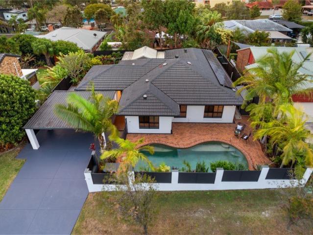 REFURBISHED LOWSET BRICK, POOL, LOCATION!