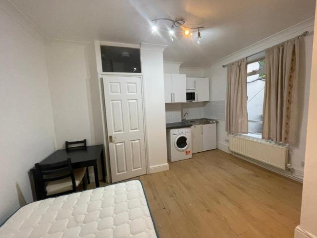 Refurbished Studio Apartment Near The Tube
