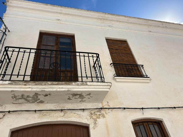 Ref. 08623 Salico ofrece casa muy grande y con patio en PETRES