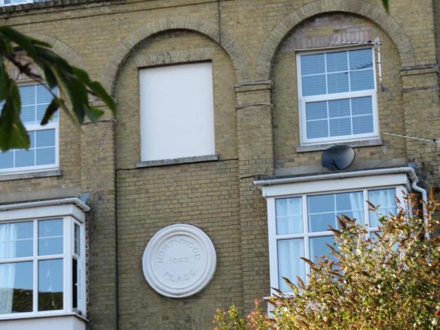 REF: 10662 | Northwood Place |. 2 bed flat to rent £1,000 pcm £231 pw