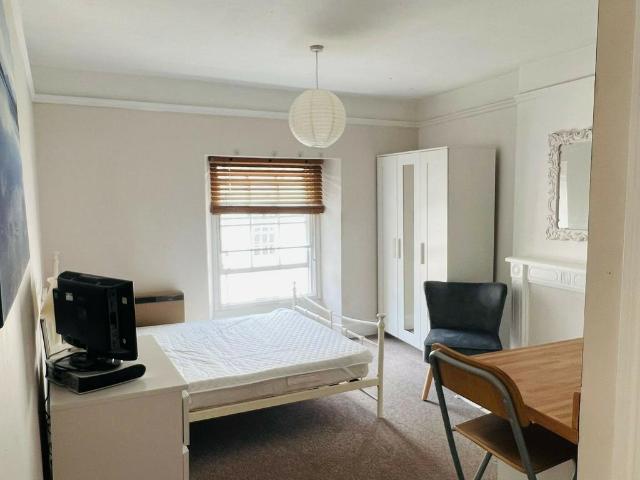 REF: 10886 | Sheep Street | Studio 7. Studio to rent £675 pcm £156 pw