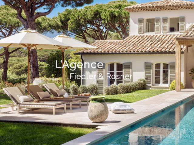 REF 110: LES PARCS DE SAINT TROPEZ ELEGANTE VILLA