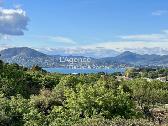 REF 129: RAMATUELLE LES MARRES VILLA NICHEE DANS UN ECRIN DE VERDURE