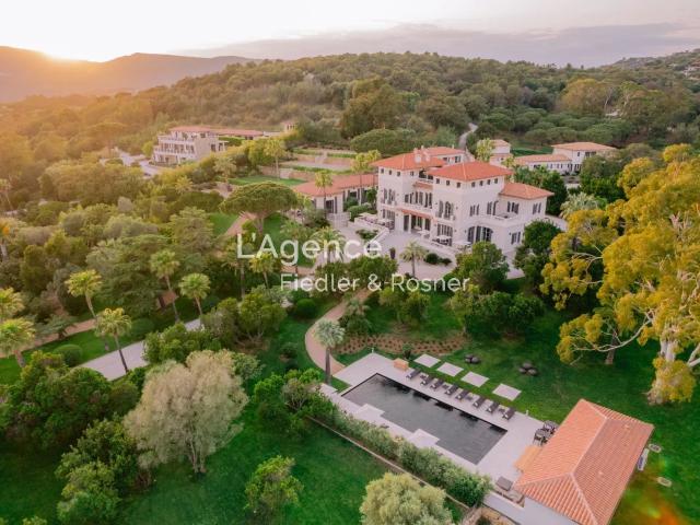 REF 215: LA CROIX VALMER VILLA LOUISE VUE MER