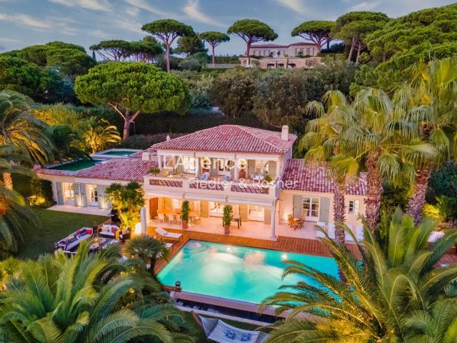 REF 239: LES PARCS DE SAINT TROPEZ VILLA VUE MER