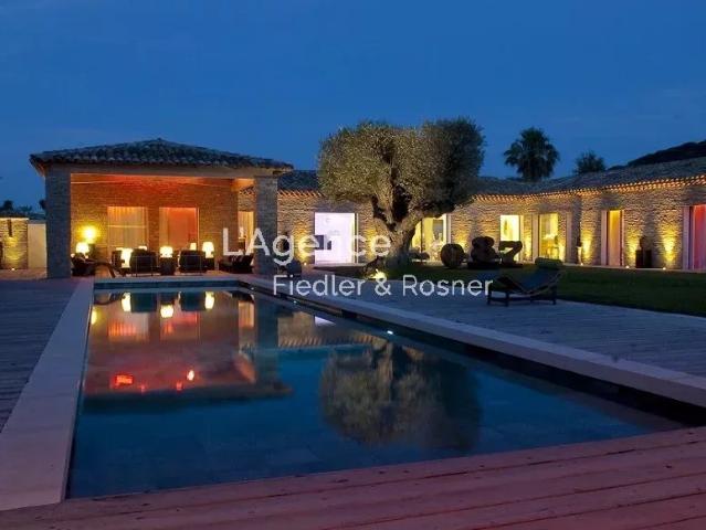 REF 230: SAINT TROPEZ VILLA PROCHE PLAGE DES SALINS
