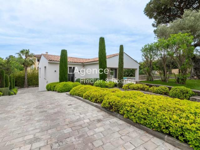 REF 233: SAINT TROPEZ CENTRE VILLAGE SUPERBE VILLA A LOUER