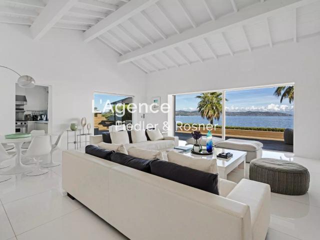 REF 267: SAINT TROPEZ LES PARCS VILLA PIEDS DANS L'EAU