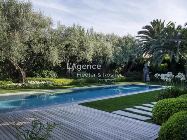 REF 261: VILLA LUXUEUSE AU CALME DANS LE CENTRE DE SAINT TROPEZ