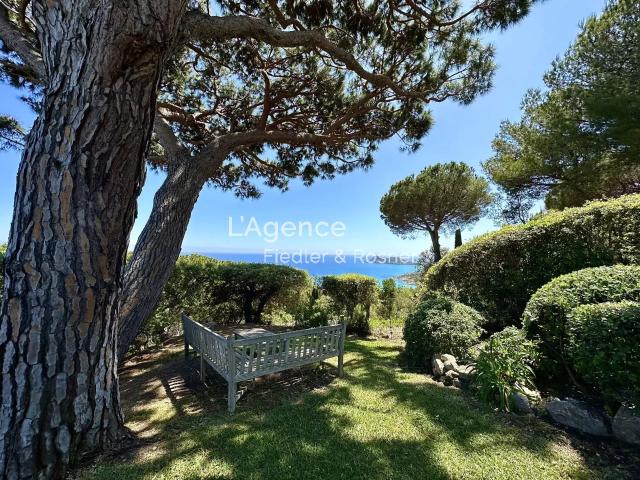 REF 310: RAMATUELLE MAISON PROVENÇALE BENEFICIANT D'UNE TRES BELLE VUE MER PANORAMIQUE