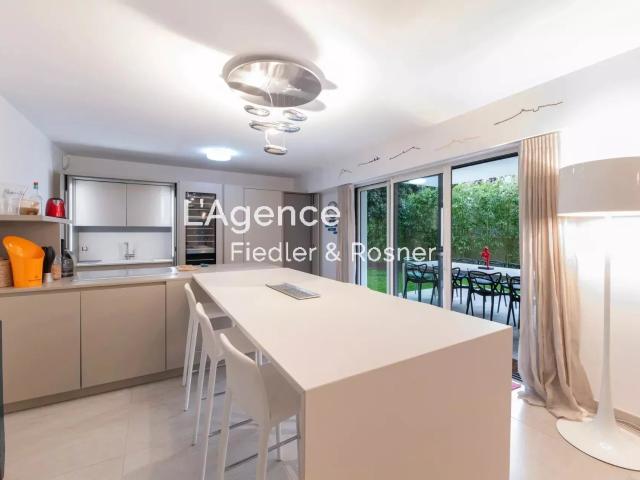 REF 358: SAINT TROPEZ CENTRE VILLAGE RESIDENCE GRAND LUXE APPARTEMENT AVEC JARDIN