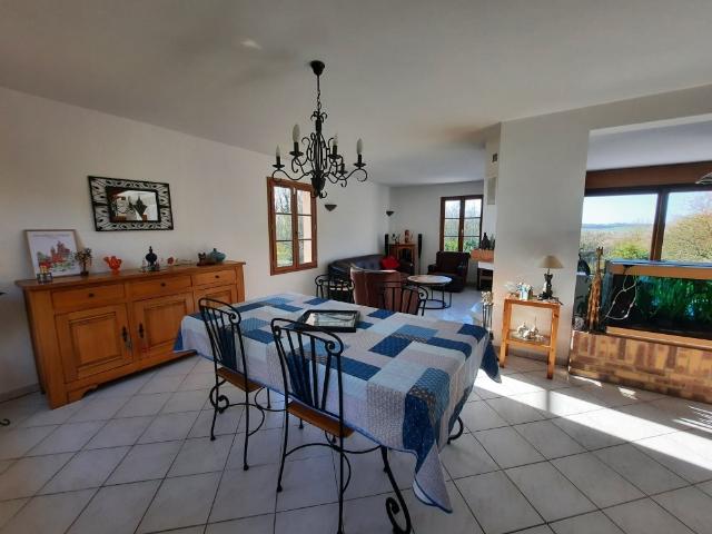Réf 3966 Pavillon en parfait état d'entretien sur parcelle. 128m² Escoeuilles