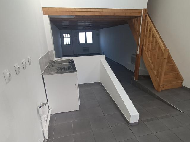 réf 4003 L1527 Petite maison avec jardinet proche des commodités