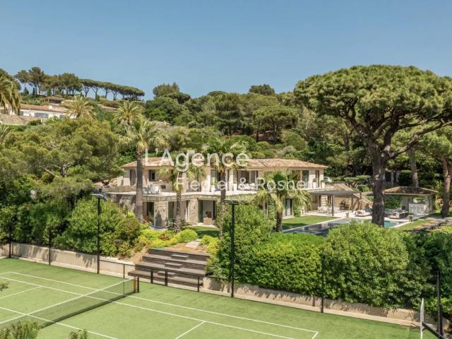 REF 446: RAMATUELLE DOMAINE CAP TAHITI PROPRIETE D'EXCEPTION VUE MER