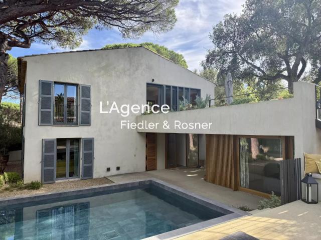 REF 703: SAINT TROPEZ LES SALINS VILLA A PIED DE LA PLAGE