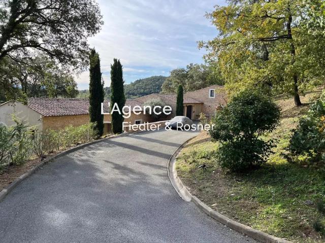 REF 773: VILLA D’EXCEPTION AVEC PISCINE ET VUE DÉGAGÉE À PIED DU VILLAGE
