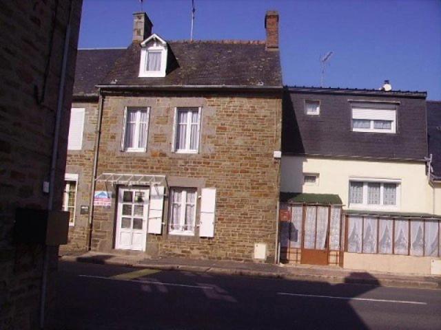 réf 861 MAISON DE BOURG offrant:au RDC: une entrée.
