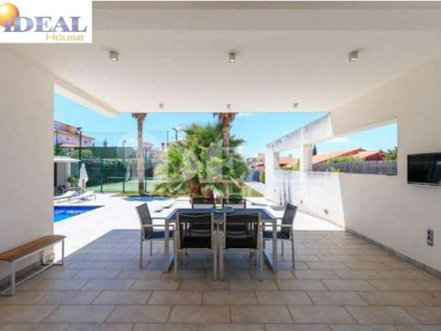 Ref.: A8488G7. Increible chalet de lujo y diseño, parcela 1500 m2, piscina propia, pista de padel