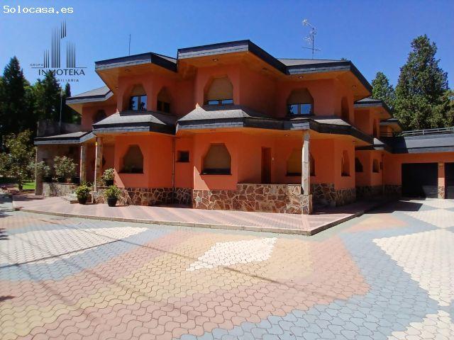 REF: C066 GRUPO INMOTEKA INMOBILIARIA VENDE CHALET DE LUJO ZONA URBANIZACION VEREDA CARRETERA DE JAE