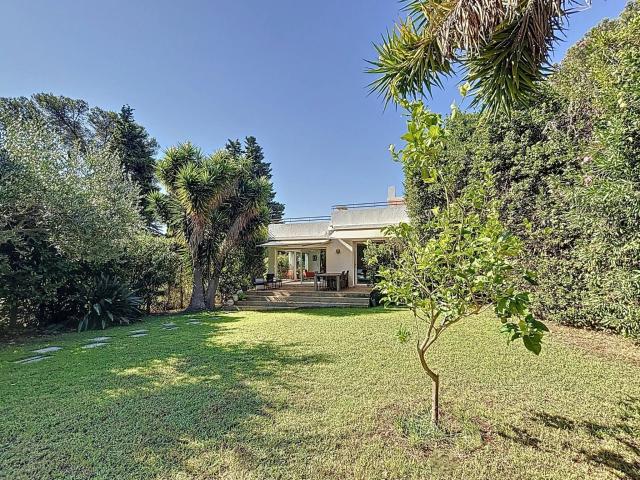 Ref. Perfectly positioned in the prestigious heart of the. 140m² Cap d'antibes