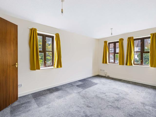 Ref: Pp Somerset Road, Meadvale RH1, 1 bed flat to rent, £1,150 pcm | PrimeLocation