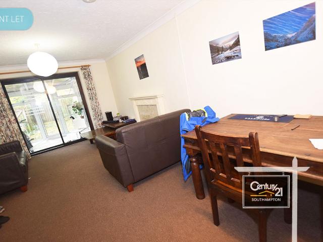 |Ref: R152046|, Berkeley Close, Southampton, SO15 2TR Century 21 United Kingdom