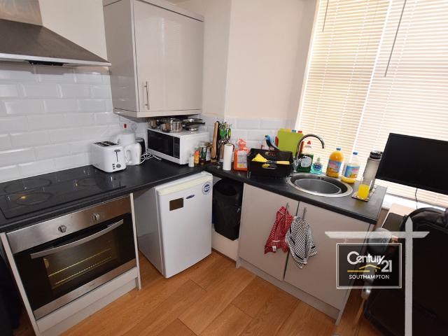 |Ref: R152521|, Portswood Road, Southampton, SO17 2TD Century 21 United Kingdom