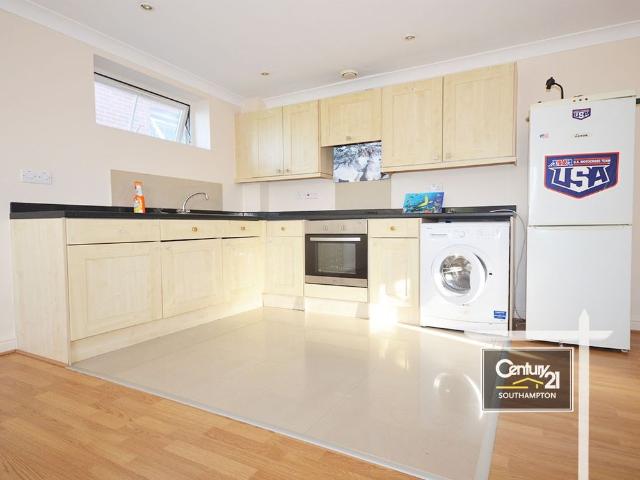 |Ref: R152786|, Howards Road, Southampton SO15, 2 bed flat to rent, £1,150 pcm | PrimeLocation