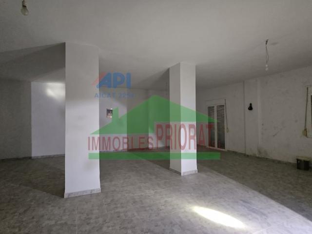 Ref. U 745. EN VENTA A FLIX EDIFICIO DE VIVIENDAS Y ALMACENES DE 466 M² EN LA CALLE MALLORCA