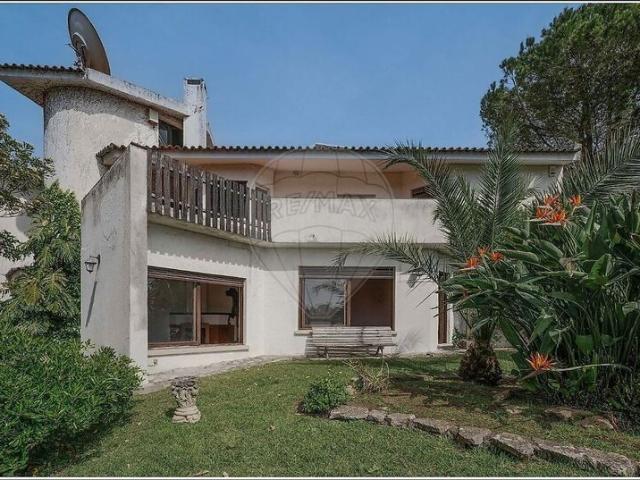 Oficialmente denominada Casal do Pinhal, esta é uma propried. 191m² Carcavelos e parede