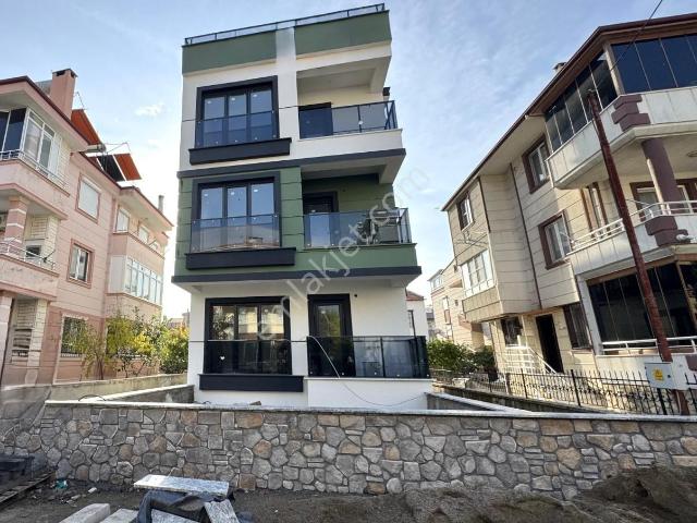 Referans'tan Akçay'da Çift Balkonlu Yerden Isıtmalı Şık Tasarım 1+1 Daire