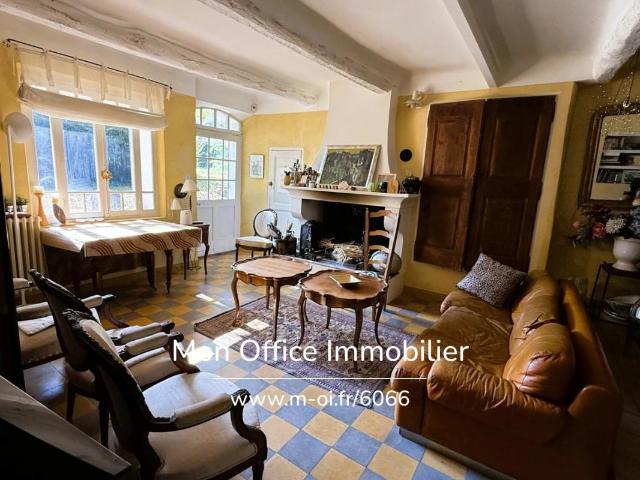 Référence: 6066 ANC Bastide familiale avec dépendances et grand terrain à pied de La Tour d'Aigues