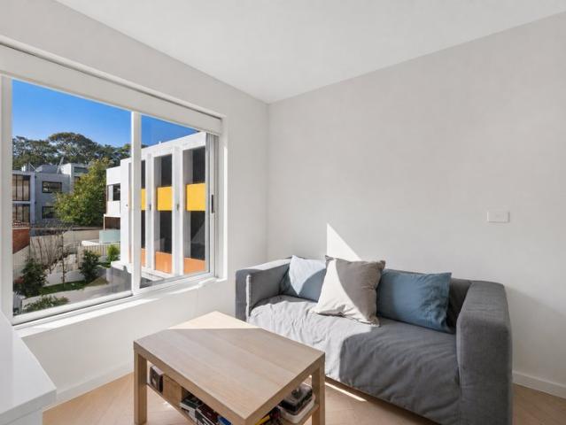 Refined One Bedroom Apartment Moments From UNSW