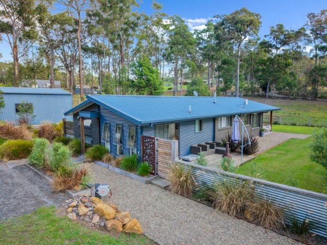 Refined Acreage Living with Luxury Entertaining on 1.21ha 3 Acres