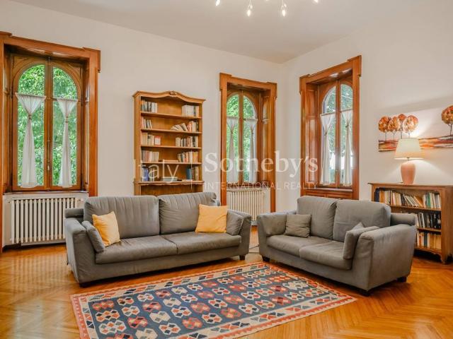 Refined apartment in the historical center of Arona