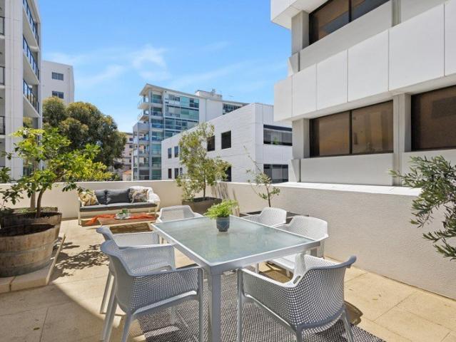 Refined City Fringe Living with Grand Outdoor Entertaining