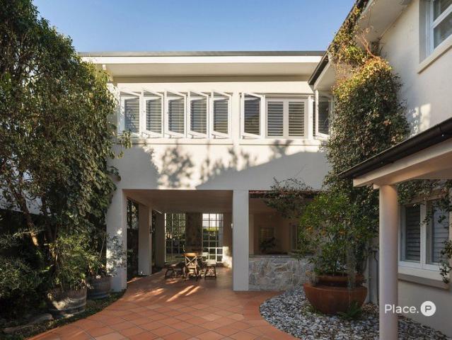 Refined Classic Living in Prestigious Ascot