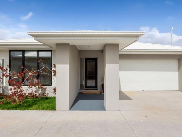 REFINED COASTAL LIVING IN OLD TORQUAY!